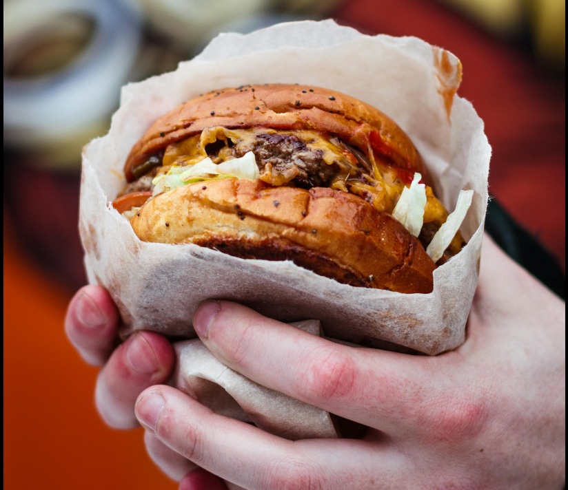 Dacă mama doar miroase alimente bogate în grăsimi, copilului îi crește riscul de obezitate