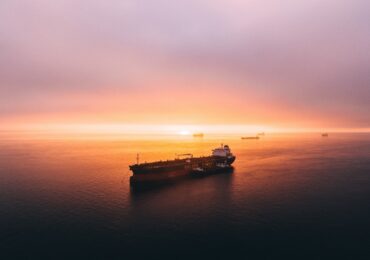 Investigație Reuters: Cum organizează americanii transferuri secrete de petrol în Golful Persic, pentru a evita blocada din Ormuz
