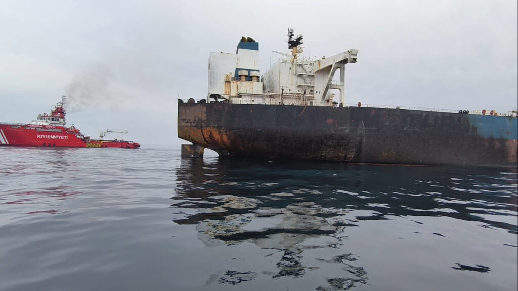 Un petrolier rus atacat de drone ucrainene a eșuat lângă coasta Bulgariei (Video)
