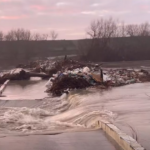 Un pod din județul Călărași s-a rupt după deschiderea unui baraj (Video). Prilej pentru încă o răfuială între autorități