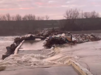 Un pod din județul Călărași s-a rupt după deschiderea unui baraj (Video). Prilej pentru încă o răfuială între autorități