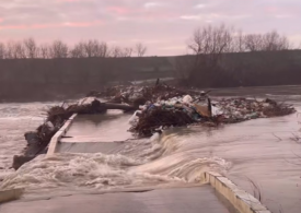 Un pod din județul Călărași s-a rupt după deschiderea unui baraj (Video). Prilej pentru încă o răfuială între autorități