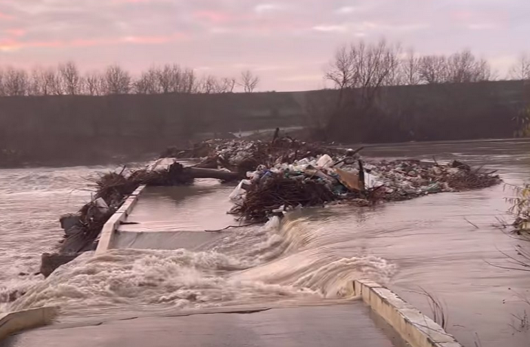 Un pod din județul Călărași s-a rupt după deschiderea unui baraj (Video). Prilej pentru încă o răfuială între autorități