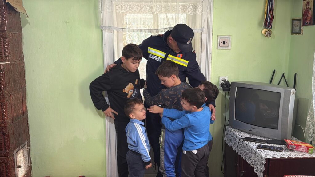 Un pompier din Botoșani a oferit unei familii cu șapte copii casa moștenită de la bunici (Foto & Video)