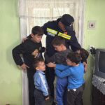 Un pompier din Botoșani a oferit unei familii cu șapte copii casa moștenită de la bunici (Foto & Video)