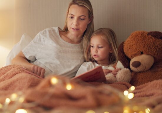 Povești vechi și povești noi de Crăciun - ce alegem pentru copii?