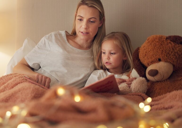 Povești vechi și povești noi de Crăciun - ce alegem pentru copii?