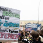 Un mesaj de pe o pancartă spune: „Frații mei ar trebui să-și urmeze visele, nu ORDINELE”