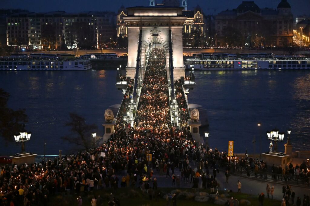 Scandal major de abuzuri asupra copiilor la Budapesta: Zeci de mii de oameni au protestat, cerând demisia lui Viktor Orbán