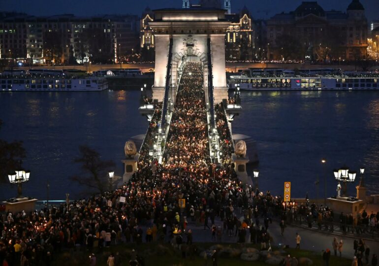 Scandal major de abuzuri asupra copiilor la Budapesta: Zeci de mii de oameni au protestat, cerând demisia lui Viktor Orbán