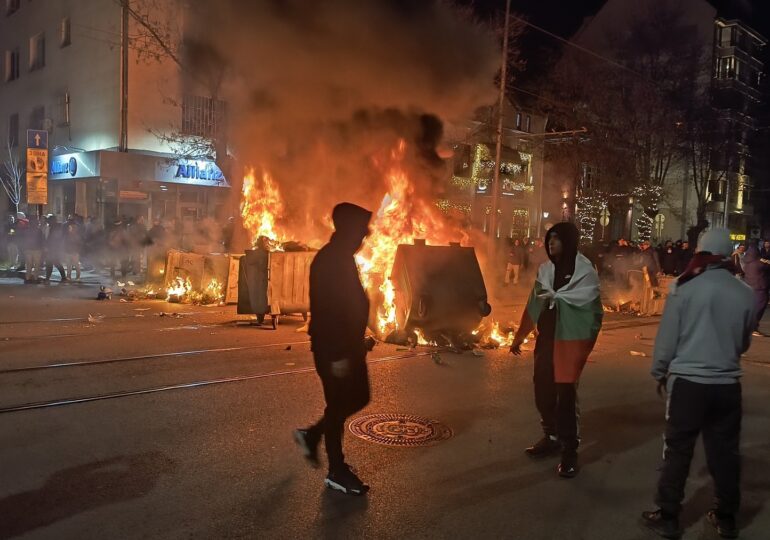 Noi proteste violente în Bulgaria față de bugetul pe 2026. Manifestanții au aruncat cu pietre, sticle și petarde (Foto & Video)