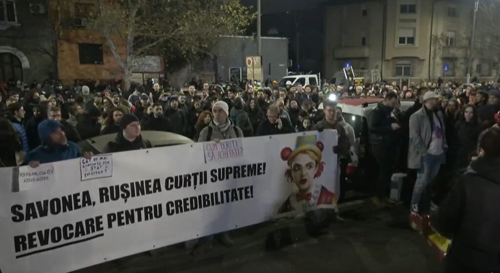 „Hoții prinși, nu prescriși”. Protest cu sute de oameni în fața CSM. Manifestanții cer demisii la vârful sistemului judiciar (Video)