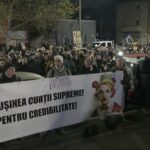 „Hoții prinși, nu prescriși”. Protest cu sute de oameni în fața CSM. Manifestanții cer demisii la vârful sistemului judiciar (Video)
