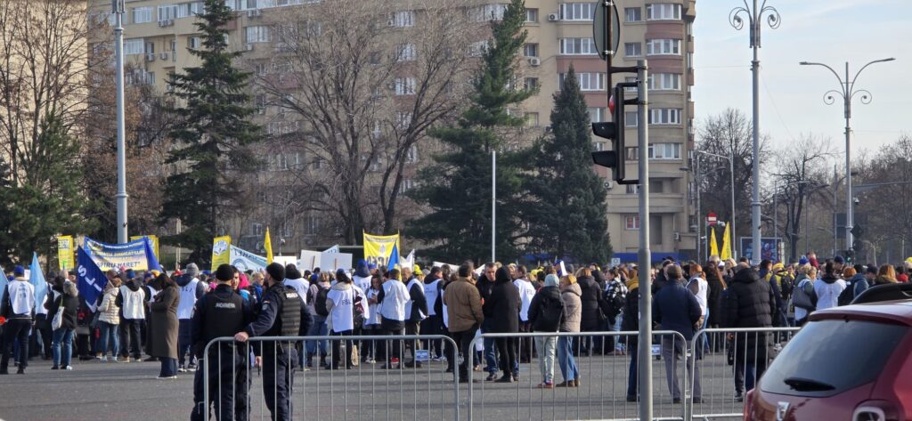 Profesorii au venit iar la Guvern și cer demisia ministrului Educației (Foto)