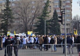 Profesorii au venit iar la Guvern și cer demisia ministrului Educației (Foto)