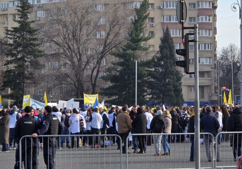Profesorii au ieșit iar revoltați la Guvern și cer demisia ministrului David (Foto)