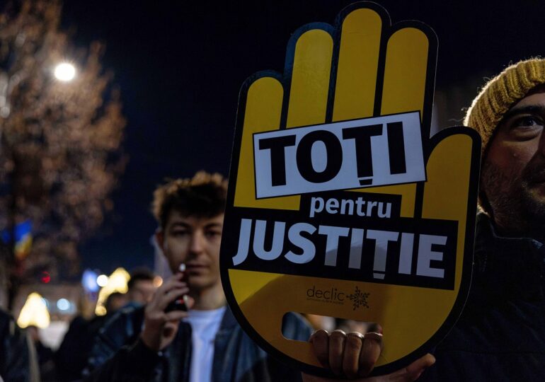 Protest în Piața Victoriei: "Nicușoare, nu mai sta, apără Justiția!” (Video)