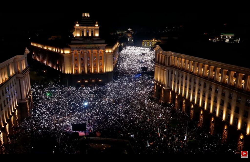 Bulgaria fierbe: zeci de mii de oameni cer în stradă demisia guvernului (Video)