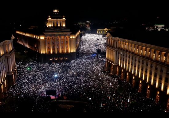 Bulgaria fierbe: zeci de mii de oameni cer în stradă demisia guvernului (Video)