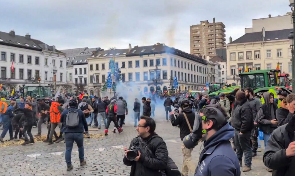 Proteste violente ale fermierilor la Bruxelles, în ziua summitului UE. Poliția a folosit tunuri cu apă și gaze lacrimogene (Video)
