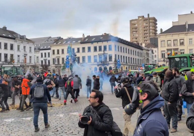 Proteste violente ale fermierilor la Bruxelles, în ziua summitului UE. Poliția a folosit tunuri cu apă și gaze lacrimogene (Video)