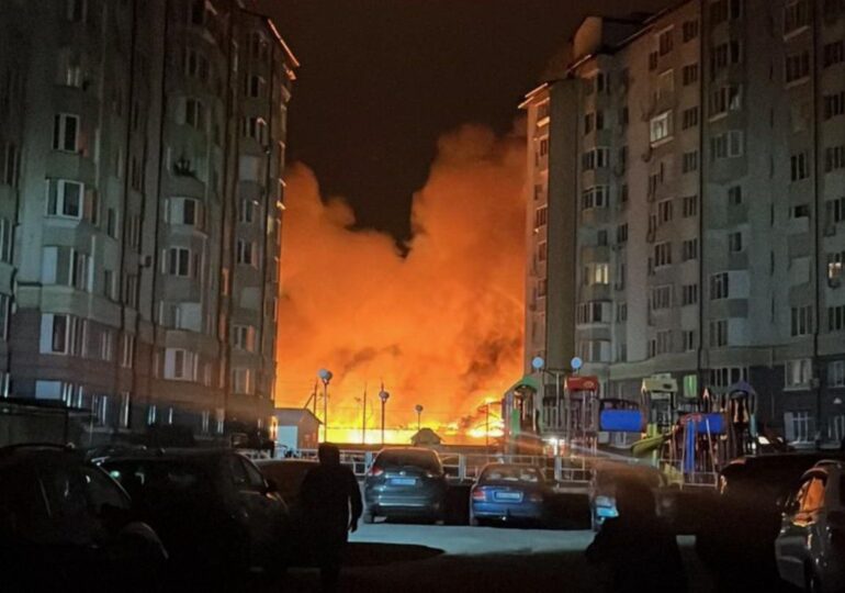 Ziua 1383 Atac masiv asupra Kremenciuk. Pene de curent de 12-16 ore. Rusia fortifică golful Sevastopol, dar lasă Siberia fără cale ferată