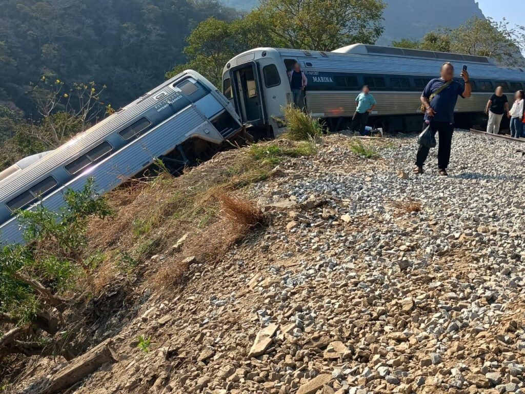 Un tren a deraiat în Mexic. Cel puțin 13 persoane au murit (Foto)