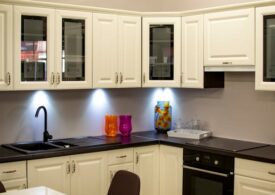 Cum alegi materialele și culorile care îți fac viața mai ușoară în bucătărie