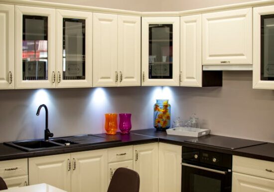 Cum alegi materialele și culorile care îți fac viața mai ușoară în bucătărie