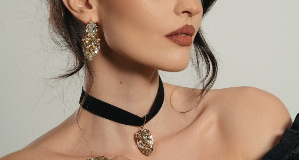 Surprinde-ți partenera de sărbători cu un colier choker