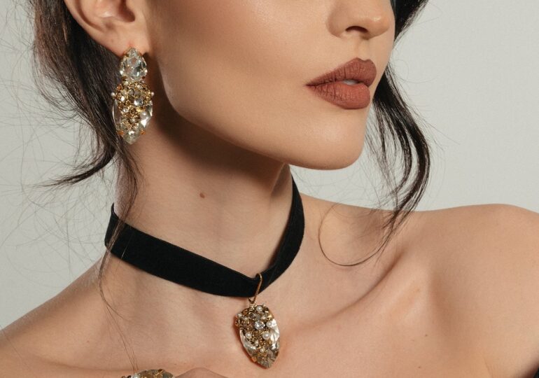 Surprinde-ți partenera de sărbători cu un colier choker