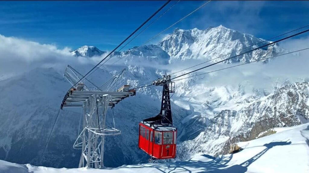 Accident de telecabină în Italia: Cel puțin 4 răniți. 100 de oameni, inclusiv 3 români, blocați la o altitudine de 2.800 de metri, au fost evacuați cu elicopterele (Video)