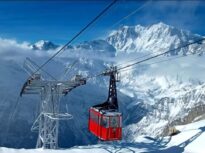 Accident de telecabină în Italia: Cel puțin 4 răniți. 100 de oameni, inclusiv 3 români, blocați la o altitudine de 2.800 de metri, au fost evacuați cu elicopterele (Video)