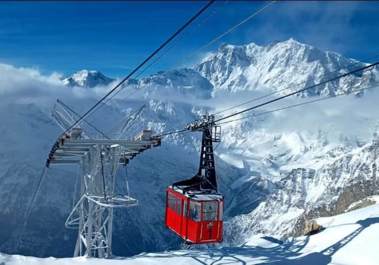 Accident de telecabină în Italia: Cel puțin 4 răniți. 100 de oameni, inclusiv 3 români, blocați la o altitudine de 2.800 de metri, au fost evacuați cu elicopterele (Video)