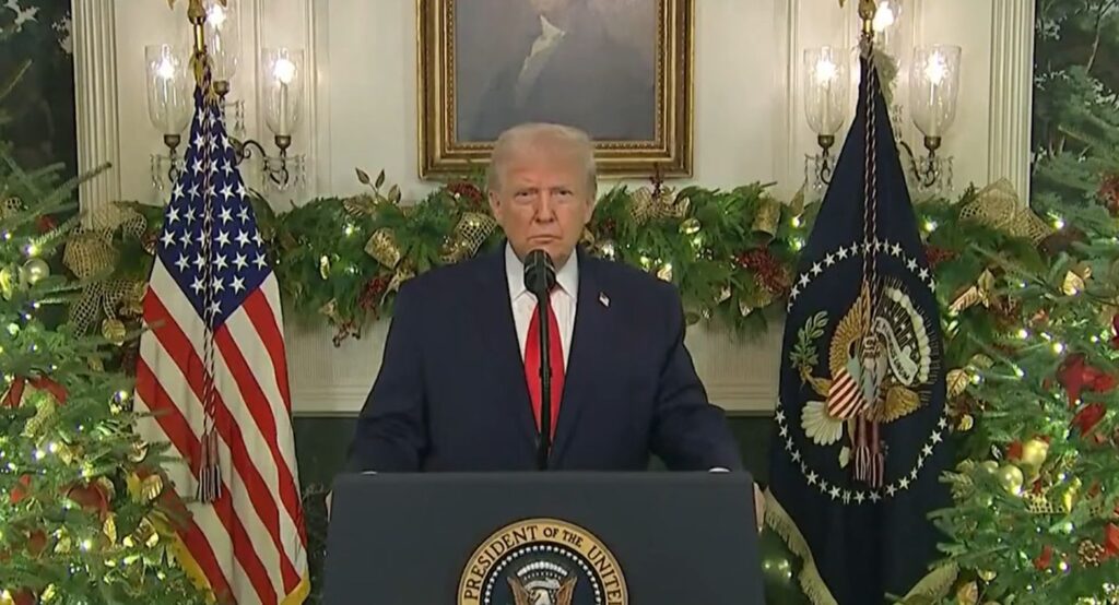 „Am moștenit un dezastru”. Trump se laudă cu economia și cu „războaiele încheiate”, îl atacă din nou pe Biden și anunță prime pentru militari, într-un discurs la Casa Albă (Video)