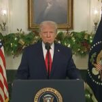 „Am moștenit un dezastru”. Trump se laudă cu economia și cu „războaiele încheiate”, îl atacă din nou pe Biden și anunță prime pentru militari, într-un discurs la Casa Albă (Video)