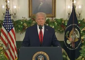 „Am moștenit un dezastru”. Trump se laudă cu economia și cu „războaiele încheiate”, îl atacă din nou pe Biden și anunță prime pentru militari, într-un discurs la Casa Albă (Video)