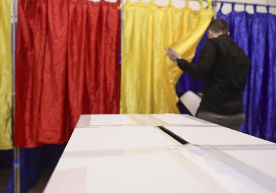 Fețe-fețe. Candidații din București la vot. Cine a venit cu mărgeluțe și cine nu s-a vrut deloc în poze (Galerie foto)