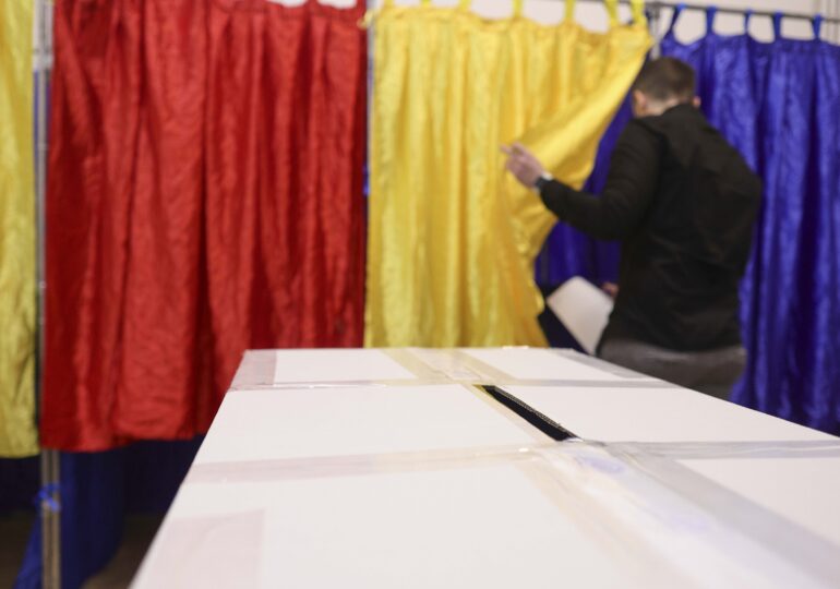 Fețe-fețe. Candidații din București s-au grăbit la vot. Cu o notabilă excepție (Galerie foto)