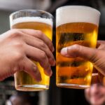 Se poate și așa: Vaccinul administrat prin bere!