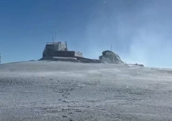 Imagini din Bucegi: viscol extrem și rafale de peste 100 km/h. Salvamont avertizează: evitați muntele (Video)