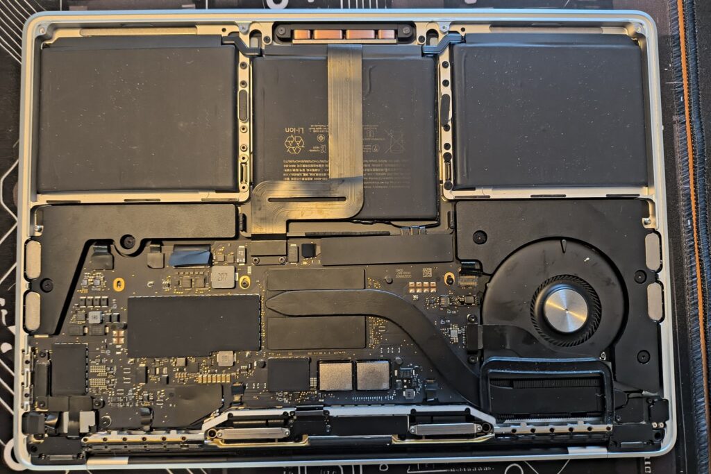 De ce nu mai pornește MacBook-ul: scurt pe alimentare cauzat de lichid