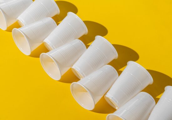 Standardele de igienă în zonele de self-service: avantajele logistice oferite de pahare de unică folosință