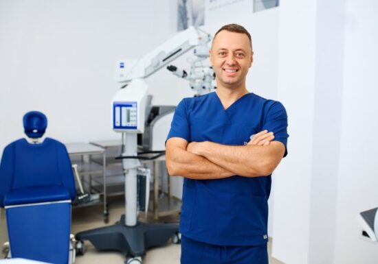 Cataracta, tratată la standarde internaționale. Dr. Teodor Holhoș, primul chirurg oftalmolog din România care primește acreditarea „Master Surgeon in Minimally Invasive Surgery”