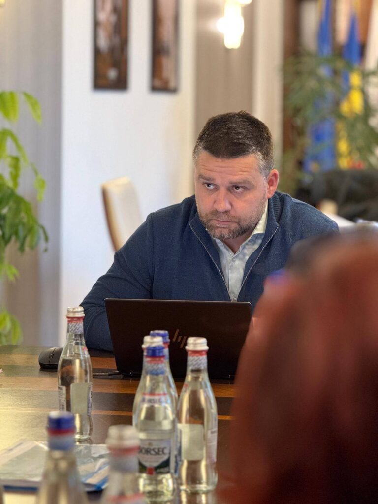 Cum s-a aliat PSD cu AUR ca să-l blocheze pe Ciucu. Matematica voturilor la fiecare proiect major respins… prin abținere