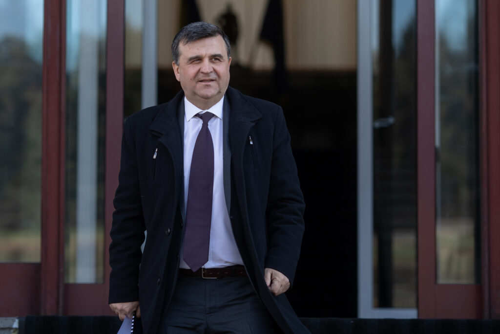 Pactul care a oprit anchetele de mare corupție. „Politicienii au nevoie de liniște!”, i-a spus președintele României fostului șef al DNA, Crin Bologa