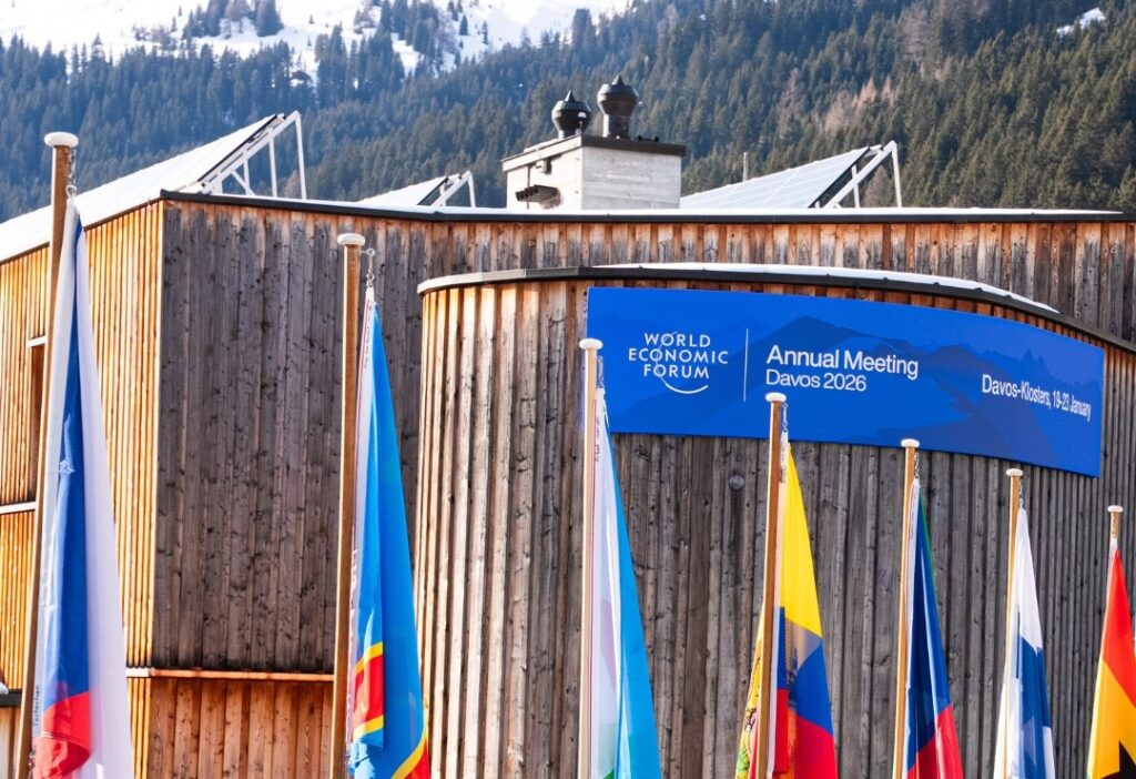 Trump exclude la Davos să preia Groenlanda prin forță: Ați fi vorbit germană sau japoneză fără noi. Am dat-o înapoi Danemarcei. Ce proști am fost!