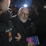 Percheziții la pseudo-terapeutul Cristian Andrei. Polițiștii au tras focuri de armă și l-au adus încătușat la audieri