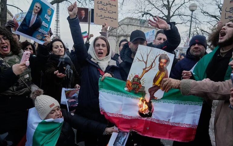 Expert american: Protestele ar putea zdruncina Iranul așa cum nu s-a întâmplat niciodată