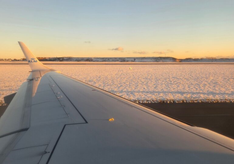 Zăpada paralizează transporturile în Europa: haos pe aeroporturi și linii feroviare